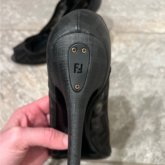 Authenticated Fendi Zucca print heels excellent condition size 40 - Picture 3 of 5